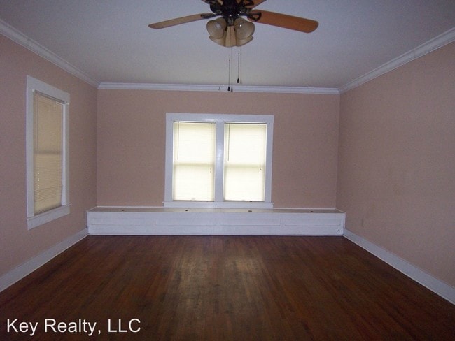 Building Photo - 922 College Dr