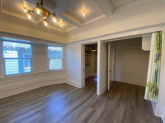 Building Photo - 2146 Santa Clara Ave