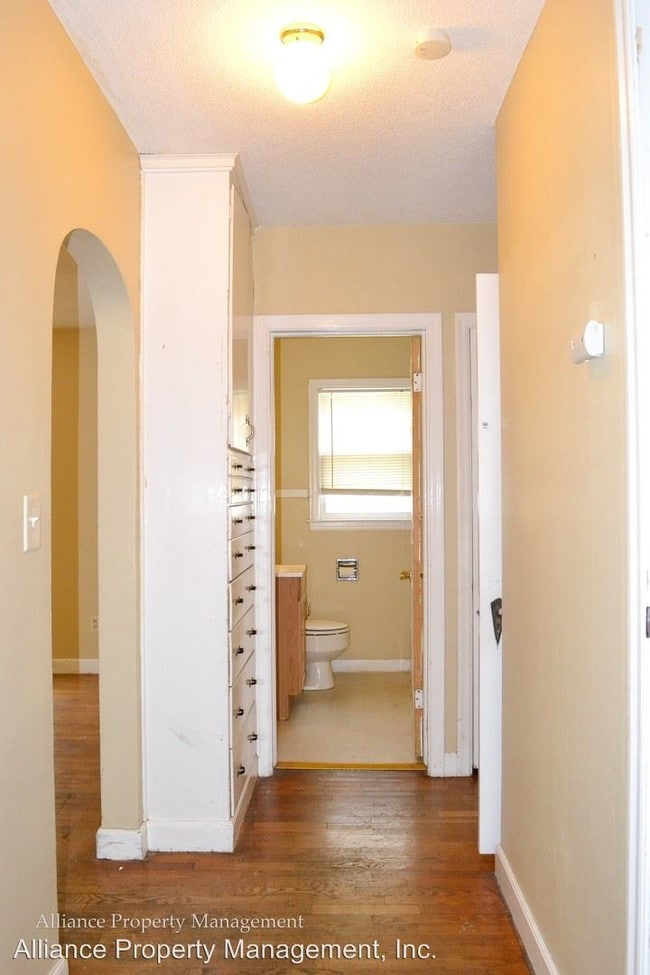 Building Photo - 905 Bluemont Ave