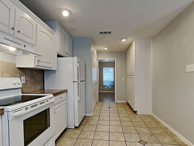 Building Photo - Charming 3-Bed, 2-Bath Home with Pool in Grand Prairie