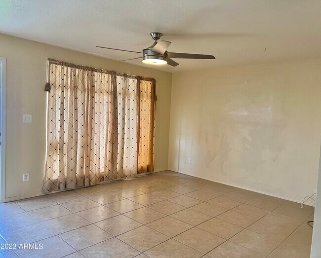 Foto del edificio - 5207 E Windsor Ave