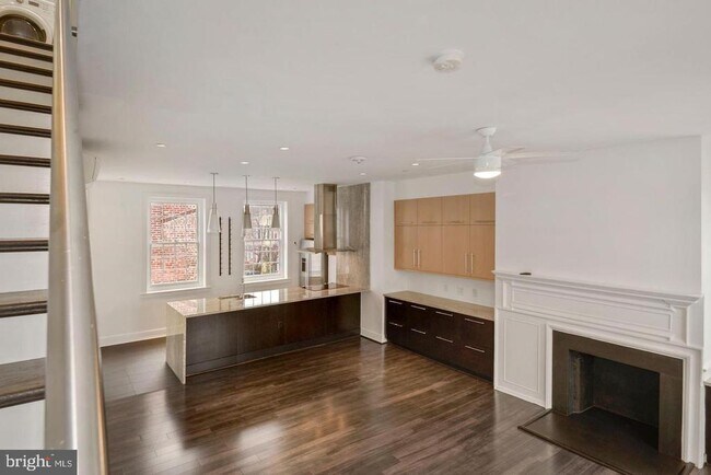 Building Photo - 1202 30th St NW