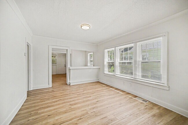 Foto del edificio - 6431 S Benton Ave