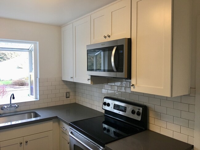 Foto del edificio - Charming Broadview Bungalow with Fully Fenced Back Yard