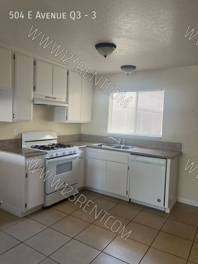 Building Photo - 504 E Ave Q3