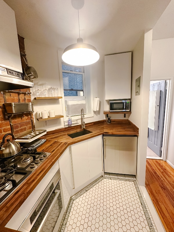 Building Photo - 331 E 92nd St