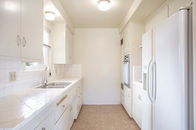 Building Photo - 514 N Santa Anita Ave