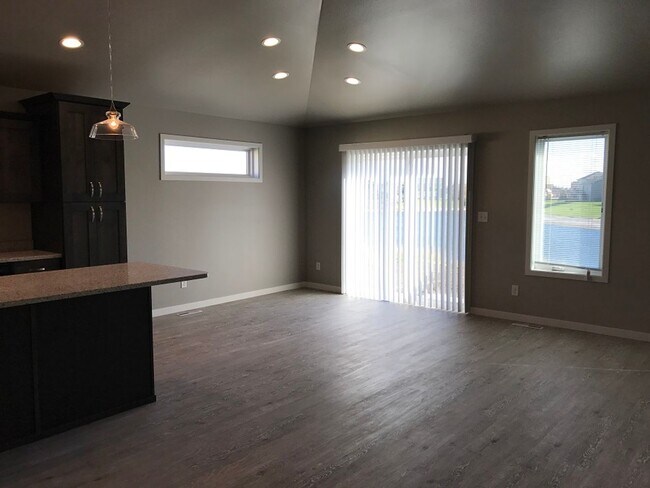 Foto del edificio - 4 Bed 3 Bath Single Family Home