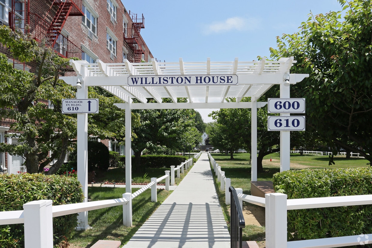 Primary Photo - Maple Crest Apartments at Williston Park