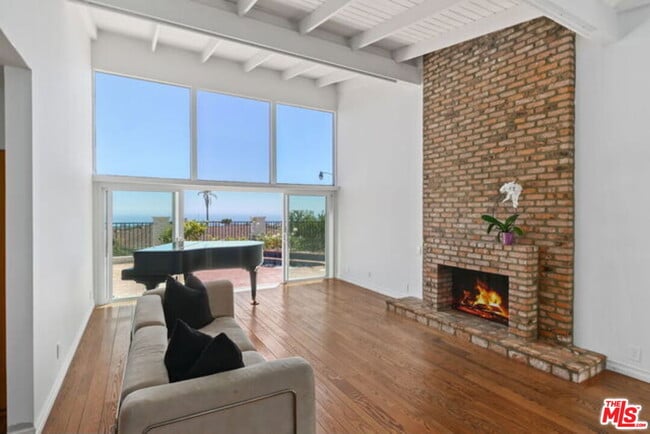 Foto del edificio - 1175 Las Pulgas Pl