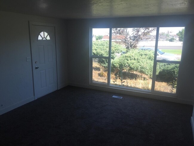 Building Photo - 792 E 500 N