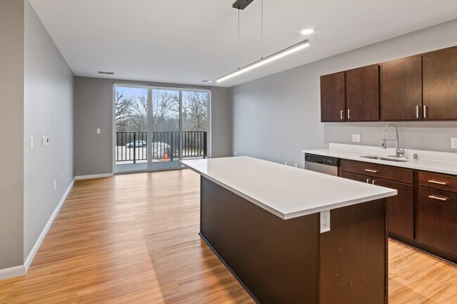 Foto del edificio - 8041 W Bluemound Rd