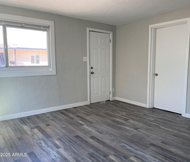 Foto del edificio - 1125 E Devonshire Ave