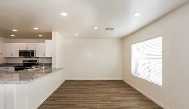 Building Photo - 21836 W Mohave St