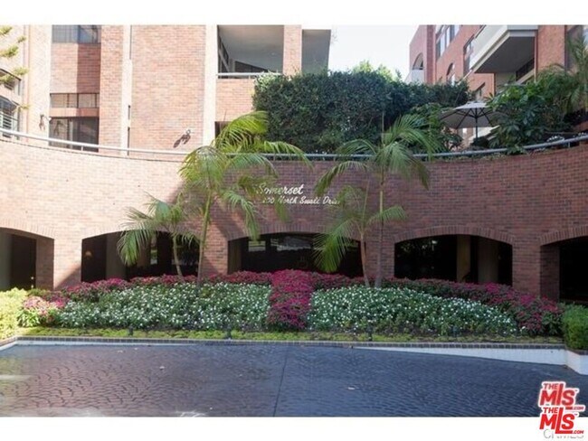 Foto del edificio - 200 N Swall Dr