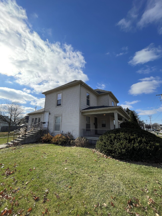 Building Photo - 703 W North St