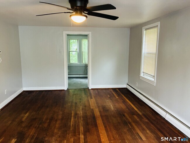 Foto del edificio - 136 Chestnut Hill Rd