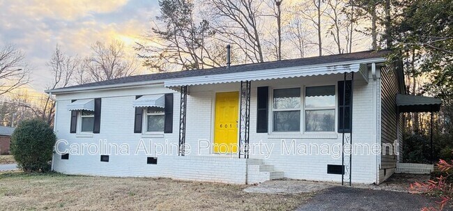 Foto del edificio - 601 Dundeen Dr