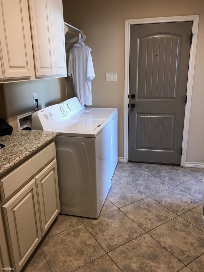 Building Photo - 3 br, 3 bath Townhome - Summit Crossing