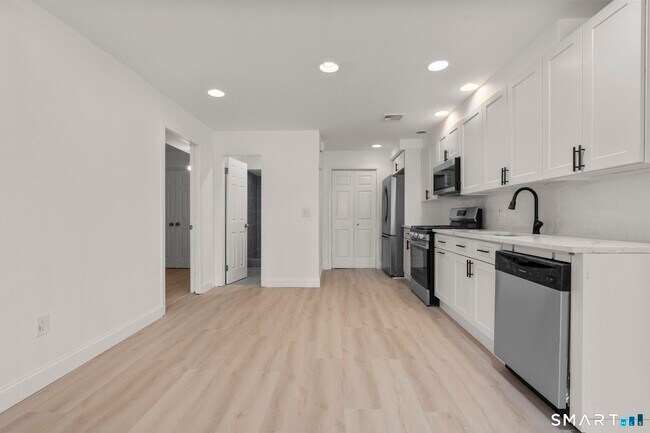 Foto del edificio - 64 Soundview Ave