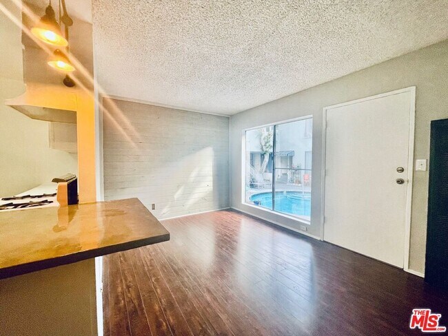 Building Photo - 941 N San Vicente Blvd