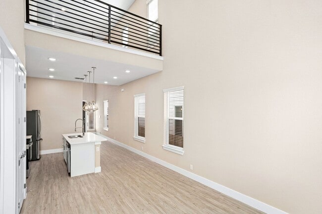 Building Photo - Gorgeous Luxury Townhome