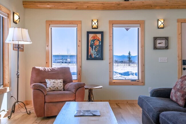 Foto del edificio - 5077 Pine Dr