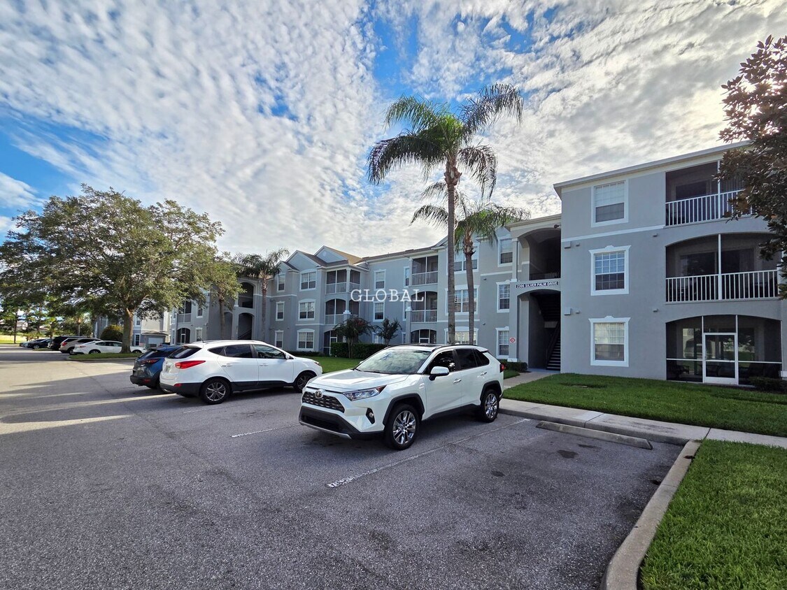 Foto principal - Spacious 3-bed, 2-bath Condo with Amenitie...