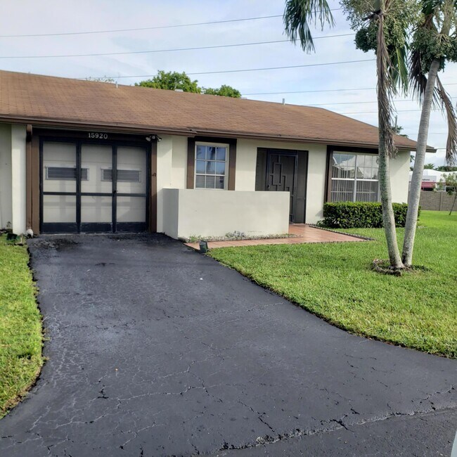Building Photo - 15920 Forsythia Cir