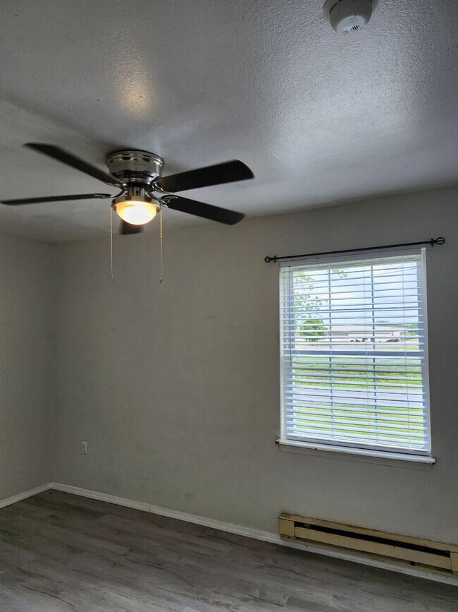 Foto del edificio - Remodeled 2025 Ground Level 2 Bedroom Apar...
