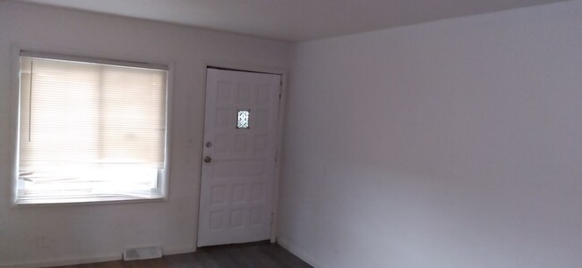 Building Photo - 2 Bedroom 1 Bath home - Quiet Area