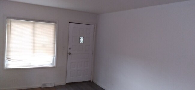 Foto del edificio - Budget-Friendly 2-Bed Charmer with Huge Ya...