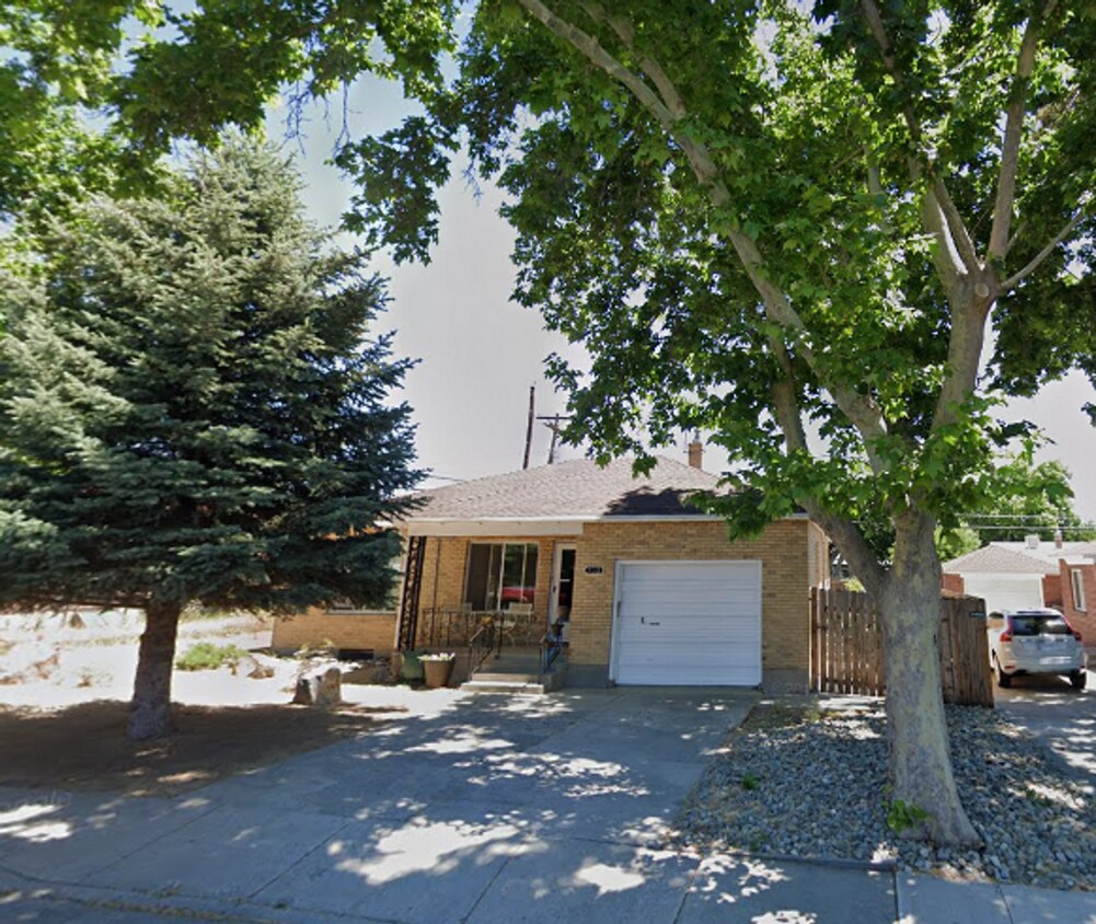 Primary Photo - 2 Bed One Bath Centrally Located - Coming ...