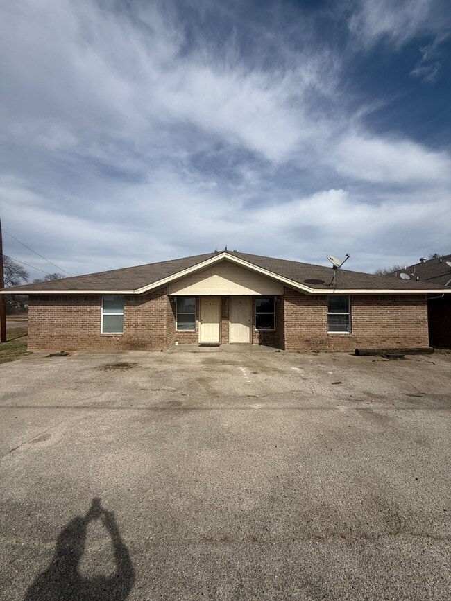 Building Photo - 201 E Godley Ave