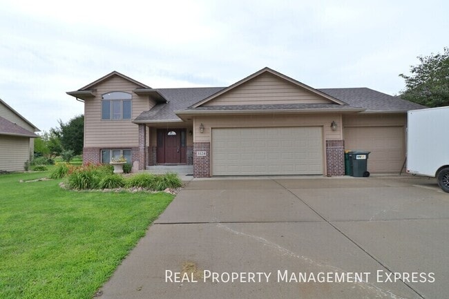 Building Photo - Large 4 bedroom 3 bathroom house with a fenced in yard