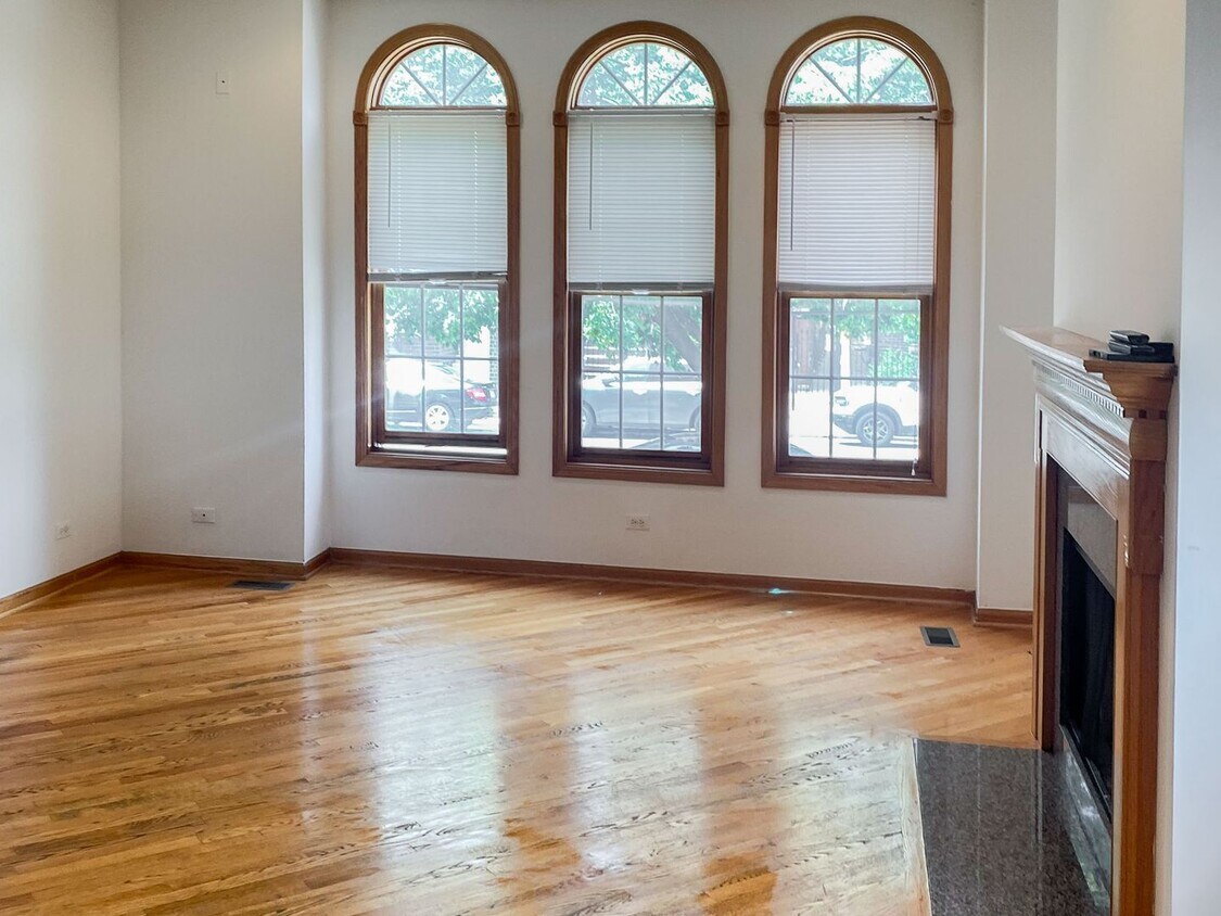 Foto principal - 2741 N Southport Ave