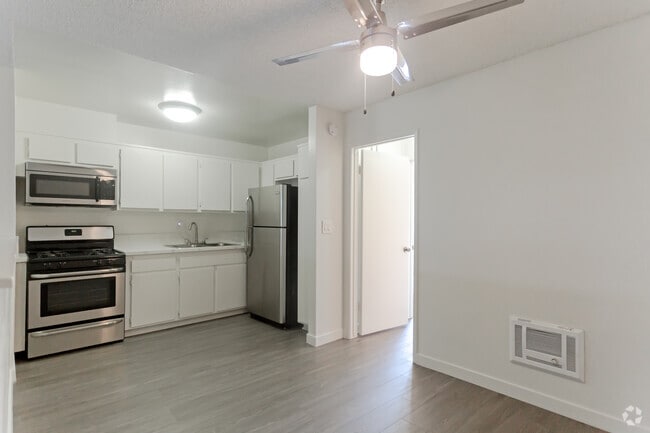 1HAB,1BA-700SF-Kitchen - Weddington Apartments