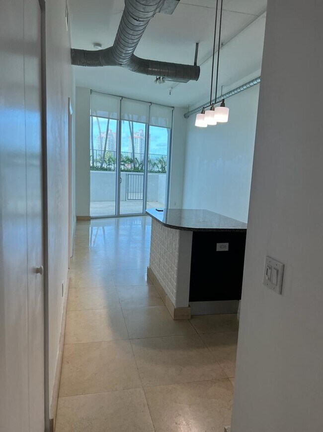 ¿Sala de estar? ¿Cocina? - 3029 NE 188th St
