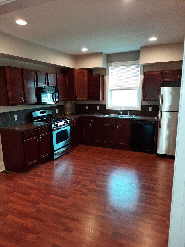 Building Photo - 569 Lovett Ave SE