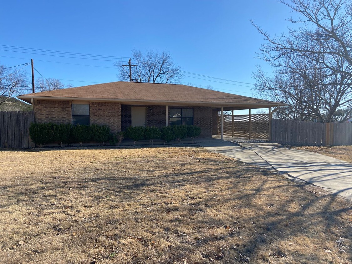 Primary Photo - Large Yard, Near School