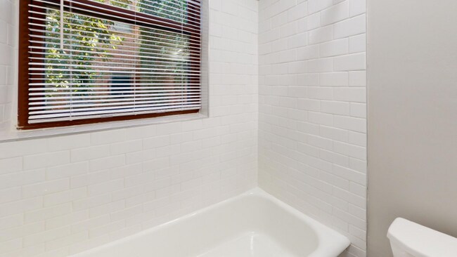 Foto del edificio - 230 W Walnut Ln