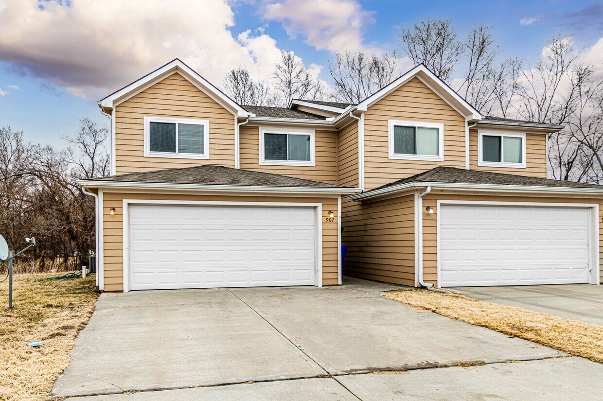 Primary Photo - Spacious 3 bd Duplex