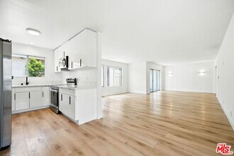 Building Photo - 621 San Vicente Blvd