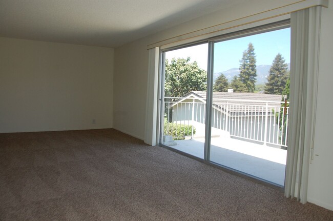 Building Photo - Encina Royale 3 Bedroom