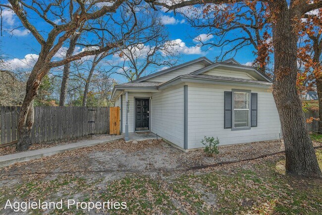Building Photo - 3 br, 1.5 bath House - 3212 Chapel Ct