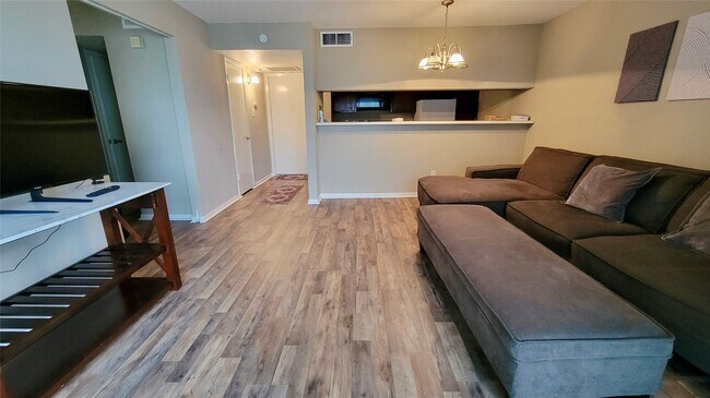 Building Photo - 2824 S Bartell Dr