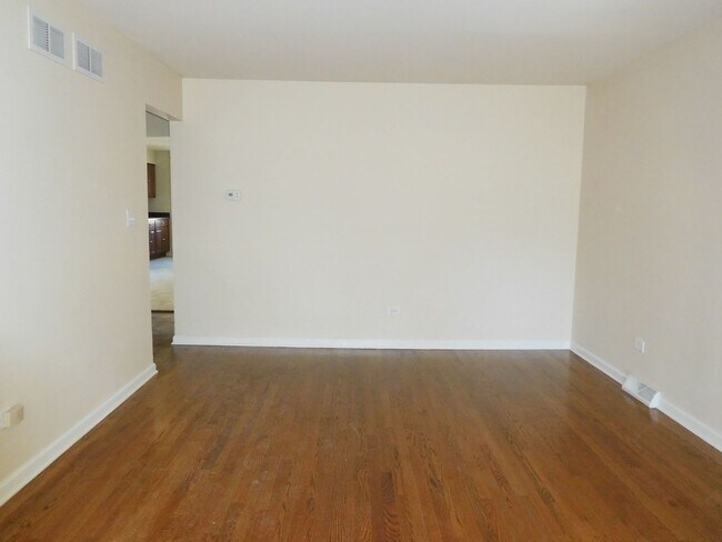 Building Photo - 16 E 158th Pl