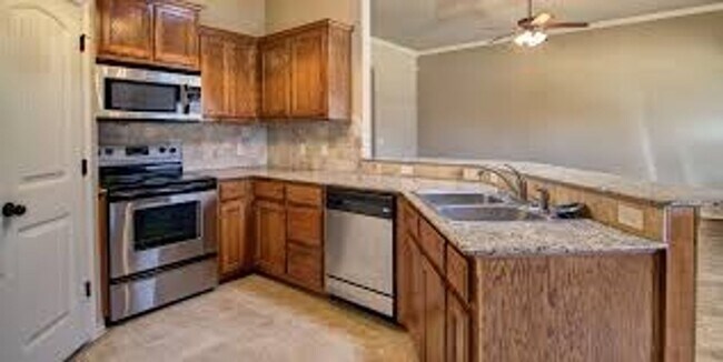 Foto del edificio - Gated Addition -  3 Bed 2 Bath 2 Car Garage Home - Edmond Schools - Gated Community