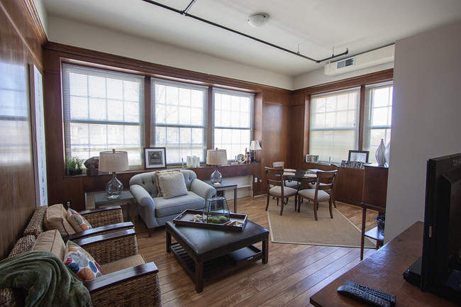 Sala de estar con paneles de madera históricos - Linden Lofts