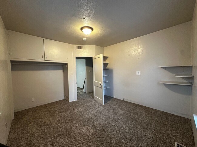 Building Photo - 811 E Bird Ave